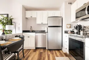 Private Balcony in Midtown with free parking - Image 5