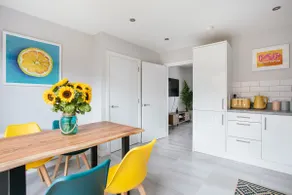 3 bedroom city centre townhouse w. parking & patio - Image 3