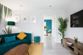 3 bedroom city centre townhouse w. parking & patio - Image 2