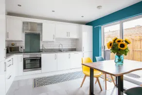 3 bedroom city centre townhouse w. parking & patio - Image 4