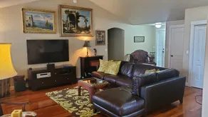 Beautiful 3 bedroom home close to airport - Image 2