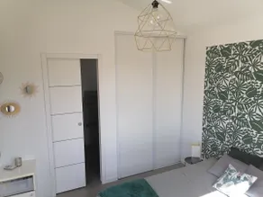 Independent suite with private shower room and toilet - Image 2