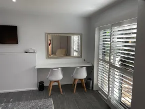 Modern, private self-contained 1 bedroom studio - Image 5