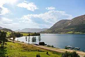 Idyllic cabin right by the Jølstra lake. - Image 2