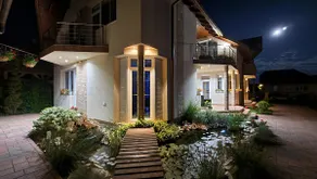 MeLux Airport House - Image 3