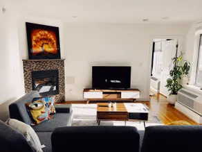 Modern Room w/ balcony in Astoria - Image 4