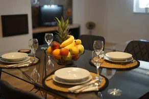 Beautiful 2 bedroom apartment + free parking - Image 2
