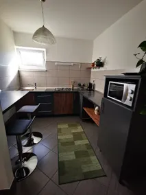Beautiful 2 bedroom apartment + free parking - Image 5