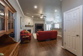 Cheerful 3 bedroom home with indoor fire place - Image 2