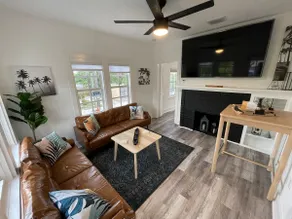 Modern 2BR Steps 2 Water Near Downtown! Fast Wifi - Image 2