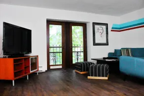 Gorgeous 2 bedroom City Hideaway in the Trees - Image 2
