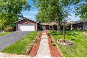 Cheerful 3 bedroom home w/ fun backyard + parking - Image 2
