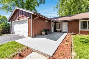 Cheerful 3 bedroom home w/ fun backyard + parking - Image 4
