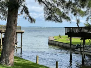 Fishing adventure Lakefront home w/fenced yard - Image 2