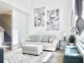 Clean and open remodeled luxury townhouse! - Image 2