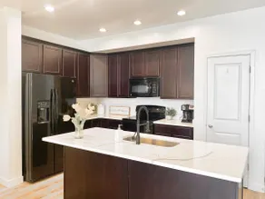 Clean and open remodeled luxury townhouse! - Image 5