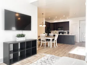 Clean and open remodeled luxury townhouse! - Image 4
