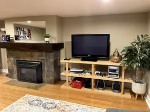 Cozy Guest Suite with Hot Tub and Large Backyard - Image 3