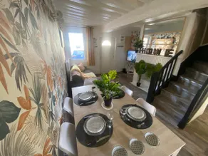 *Townhouse*Free Parking*3 Bedrooms*Cosy:) - Image 5