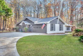 Relaxing Retreat with fenced in yard - Image 2