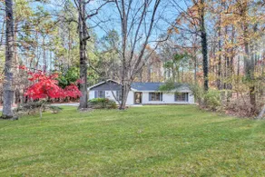 Relaxing Retreat with fenced in yard - Image 3