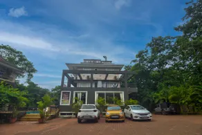 ”NOMAD MONK” Stylish Luxe 2 BHK Steps from Sunburn - Image 3