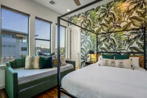 Urban Jungle Retreat in the HTX Skyline - Image 4