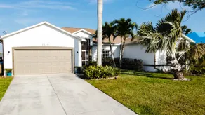Luxurious 4 Bedroom Canal-Front Home, Pet Friendly - Image 2