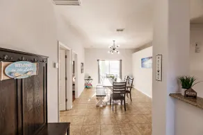 Luxurious 4 Bedroom Canal-Front Home, Pet Friendly - Image 5