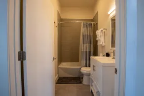 Downtown Baltimore's Best Luxury Apt - Image 4