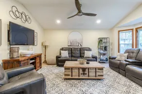 Cheerful and Comfortable 3 Bedroom Home - Image 5