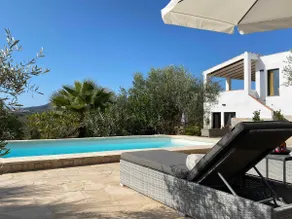 One bedroom luxury apartment with pool view - Image 4