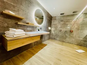 Private luxury loft with spa bath. - Image 4