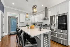 5 mins to DT, King bed, 4 BR/3 BA home, Sleeps 10 - Image 2