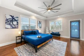 5 mins to DT, King bed, 4 BR/3 BA home, Sleeps 10 - Image 4