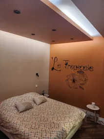 ”La Tropicale” Cottage with Hot Tub - Image 4