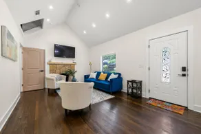 Spacious Cottage House | Mins to Downtown - Image 4