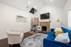 Spacious Cottage House | Mins to Downtown - Image 5