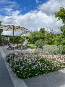 Luxury villa with beautiful garden in green area - Image 2