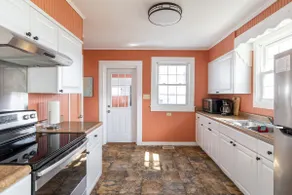 Downtown Cottage - Great Location on Fisher St! - Image 2