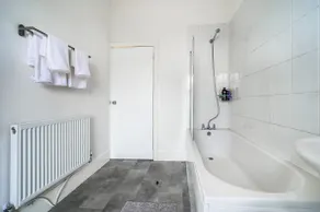 Modern Spacious 2 Bedroom House in Leigh, Free Parking - Image 5