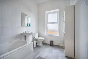 Modern Spacious 2 Bedroom House in Leigh, Free Parking - Image 4