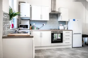 Modern Spacious 2 Bedroom House in Leigh, Free Parking - Image 2