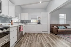 Bayside Bungalow: Cozy North Beach Getaway - Image 5