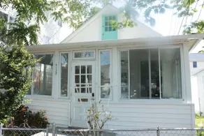 Bayside Bungalow: Cozy North Beach Getaway - Image 2