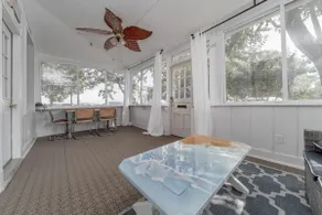Bayside Bungalow: Cozy North Beach Getaway - Image 4