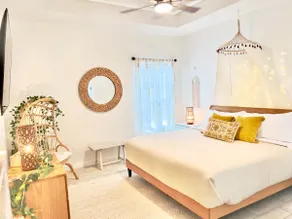 BBQ-King bed-Boho style Condo-Shopping - Image 4