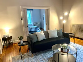 Spacious apt with King beds in DT Charles Town - Image 3
