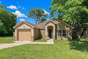 Centrally Located Modern Home Newer Built - Image 2