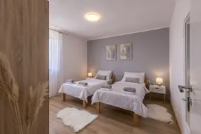 King Beds, 3BR Retreat, AC, BBQ, WiFi Near Split - Image 3